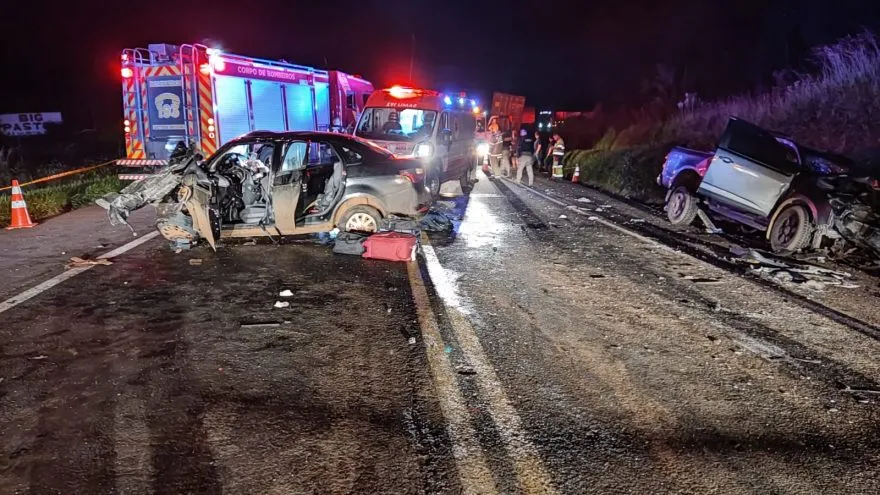 O condutor do Fiat Siena e um dos passageiros da caminhonete S10 morreram na hora