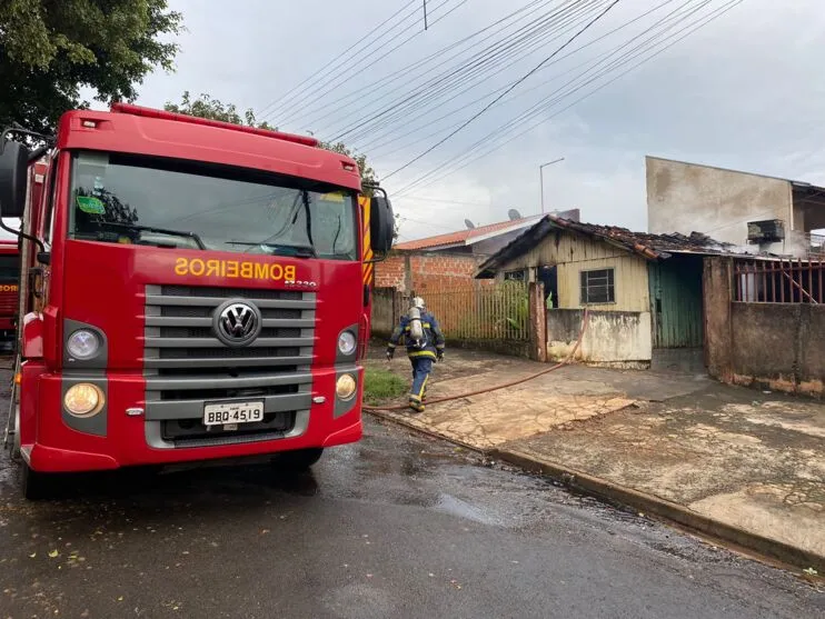 O fogo teve início por volta das 07h20