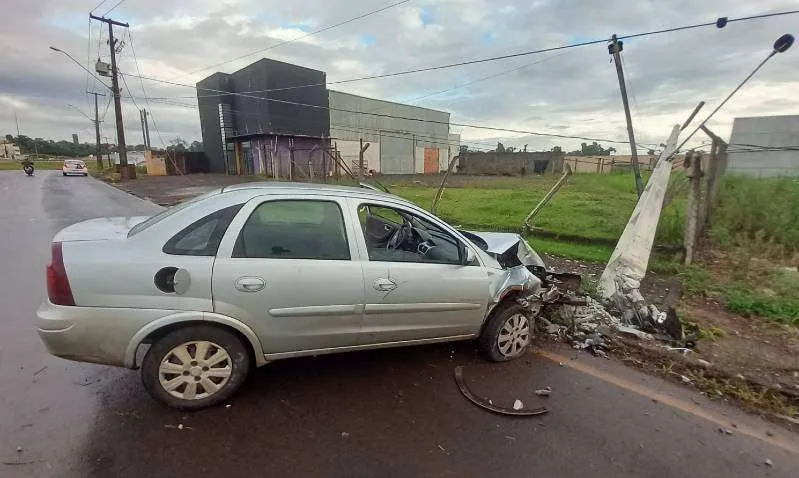 O motorista perdeu o controle do carro e bateu contra um poste na PR-445, próximo ao viaduto com a Avenida Arthur Thomas, em frente à UEL.