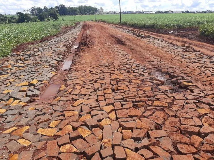 O proprietário de um veículo pesado, provavelmente um caminhão, causou estragos