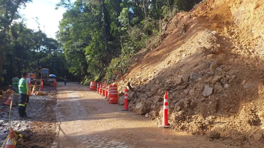 O  quilômetro 12 da PR-410 já estava em obras iniciais de recuperação