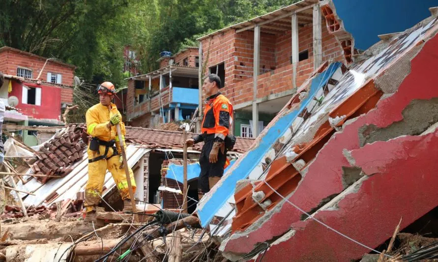 Os bombeiros estão agora fazendo um levantamento para decidir se encerram os trabalhos de resgate