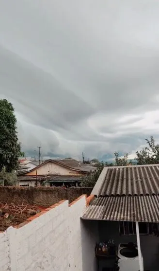 Redemoinho em céu nublado chama atenção de moradores em Apucarana