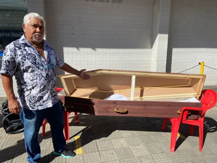 Ricardo colocou um caixão vazio em frente à instituição