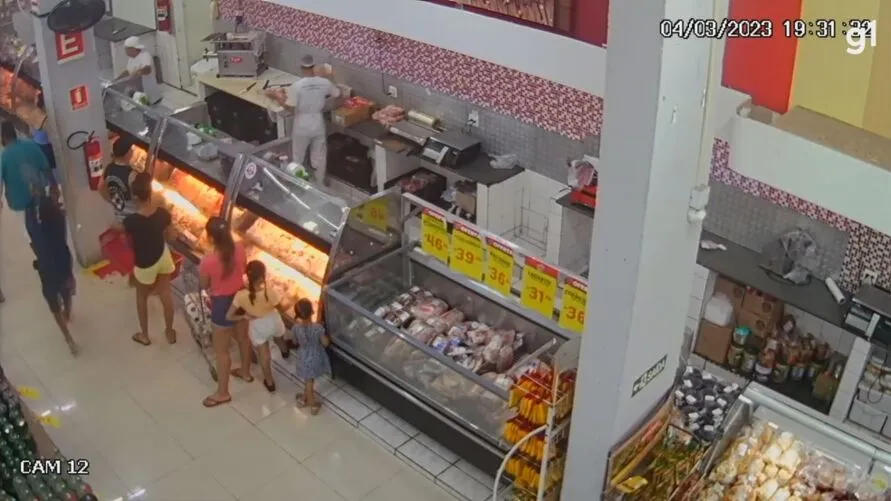 Segurança de supermercado é executado durante o expediente no litoral de SP