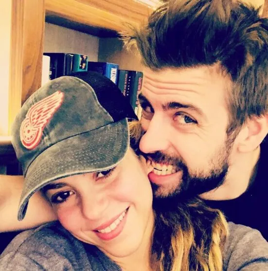 Shakira volta a alfinetar Piqué em nova música 'corrosiva'