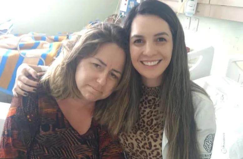 Tânia com a médica do Hospital