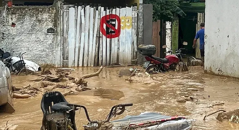 Tempestades provocaram alagamentos e deslizamentos que interditaram diversos trechos