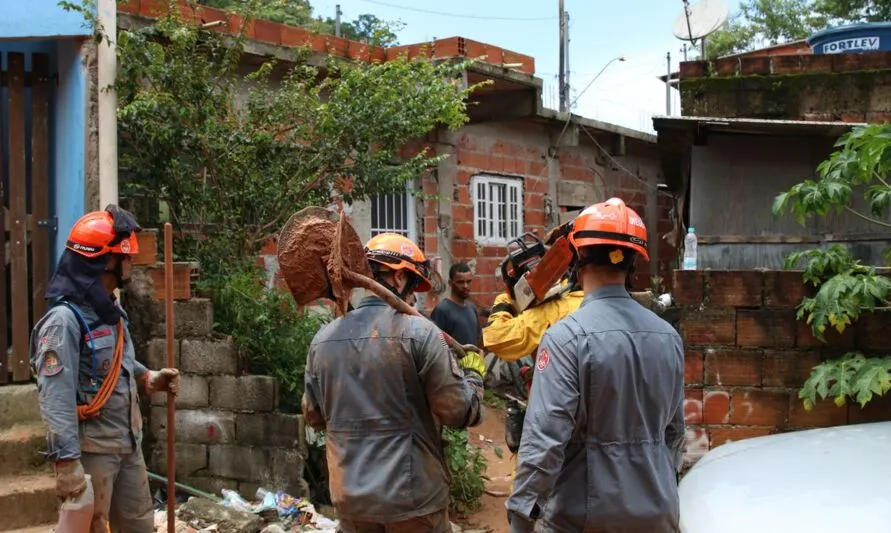 Temporais deixaram também 2.251 desalojados e 1.815 desabrigados