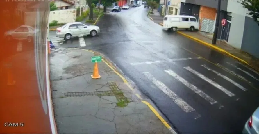 Toda a situação foi registrada por câmeras de segurança