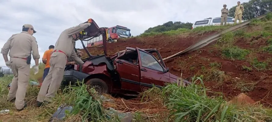 Três homens ocupavam o carro no momento do capotamento