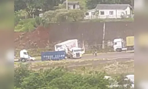 Carreta faz 'L' e trava Contorno Sul de Apucarana