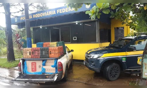 PRF apreende caminhonete carregada com cigarros contrabandeados