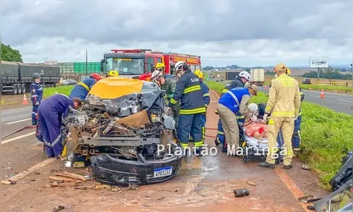 Cinco pessoas ficam feridas em acidente entre carro e caminhão no PR