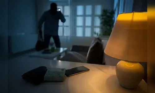 Ladrões invadem casa de Arapongas e levam arma de fogo