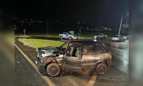 Carro com duas crianças colide no trevo da Emater, em Jandaia do Sul