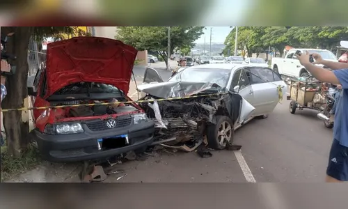 Motorista fica presa às ferragens após acidente em rotatória do PR