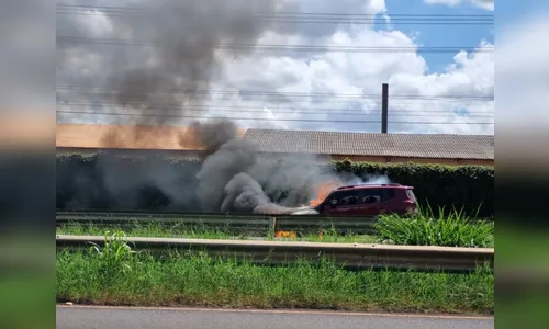 Veículo pegando fogo chama atenção de motoristas em Arapongas; veja