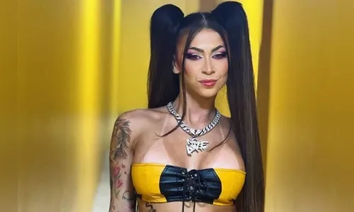 Polêmica: MC Pipokinha recebe sexo oral de fã que subiu nua em palco