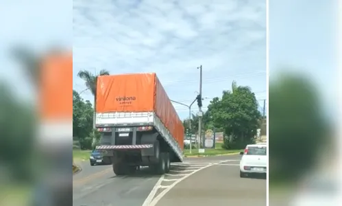 Inusitado: Reboque se desprende de caminhão em Apucarana