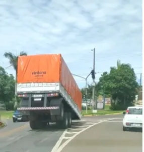 A imagem do reboque solto na pista chamou a atenção