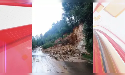 Deslizamento de terra interdita PR-340, nos Campos Gerais