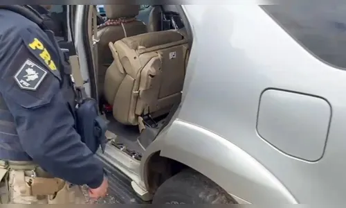PRF prende duas pessoas com cocaína escondida em caminhonete no PR