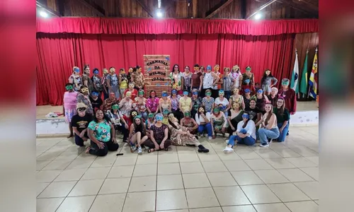 'Melhor idade' se diverte em bloquinho de carnaval no Vale do Ivaí