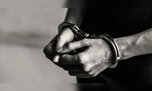 Homem acaba preso ao tentar matar esposa e fugir com filho de 4 anos