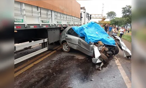 Motorista sem CNH morre ao colidir contra carreta na BR-277