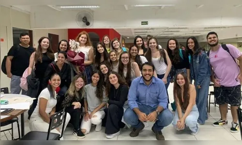 Colegas homenageiam universitária alvo de preconceito por idade