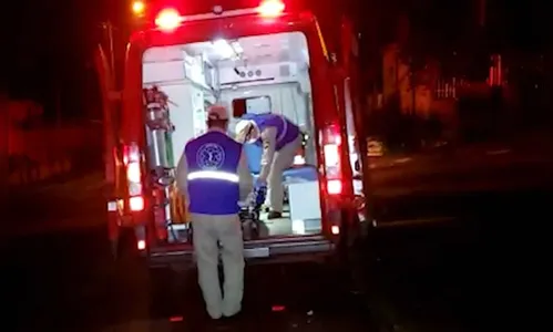 Menina de 13 anos cai do telhado e é socorrida pelos bombeiros