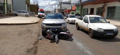 Acidente entre carro e moto aconteceu na Av. Maracabã