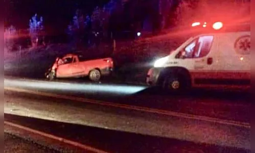 Colisão entre picape e caminhão mata uma pessoa na PR-466
