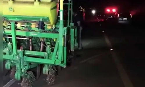 Mulher morre em colisão entre moto e máquina agrícola, no Paraná