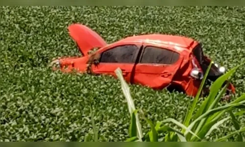 Capotamento na PR-466 deixa mulher e criança feridas