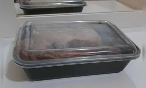 Médica é presa após abortar e guardar feto em pote de marmita