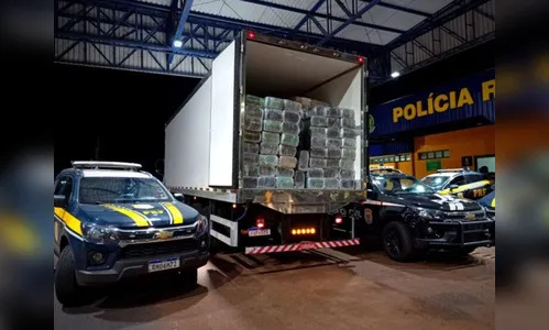 PRF apreende duas toneladas de maconha em caminhão frigorífico no PR