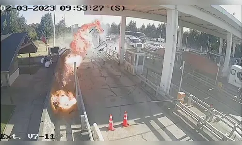 Vídeo: veículo em alta velocidade explode ao atingir pedágio no Chile