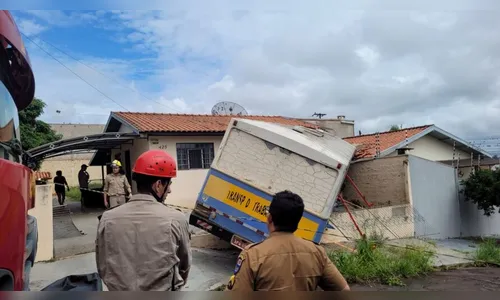 Câmeras flagram ônibus desgovernado segundos antes de atingir casa