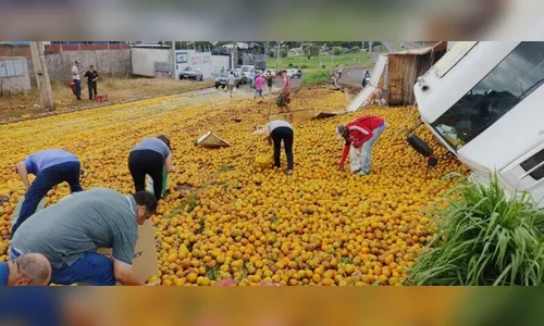 Câmera flagra tombamento de carreta em Maringá; carga foi saqueada