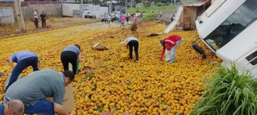 Câmera flagra tombamento de carreta em Maringá; carga foi saqueada