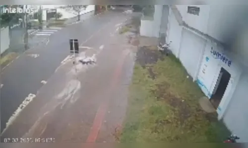 Mulher cai de bicicleta e é arrastada pela chuva em Maringá; vídeo