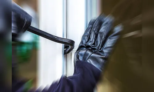 Bandidos invadem residência e roubam armas de fogo, em Sabáudia