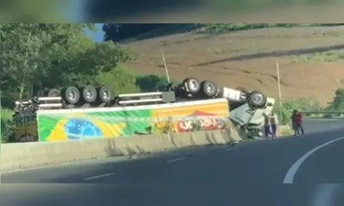 Caminhão tomba e motorista fica ferido na BR-376, em Marilândia do Sul
