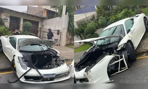 Motorista abandona Ferrari de R$ 2 milhões após atingir lixeira no PR