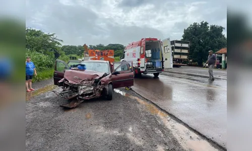 Mulher fica ferida após acidente entre carro e caminhão na BR-369