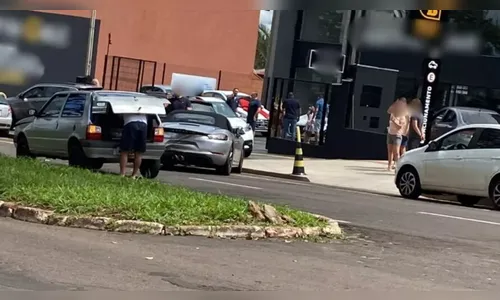 Prejuízo: câmera flagra momento em que Fiat Uno bate em Porsche