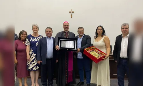 Bispo Dom Carlos recebe título de Cidadão Honorário de Arapongas