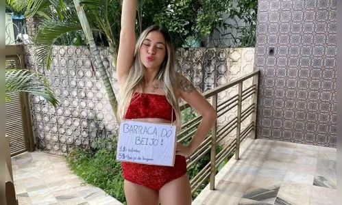 Jovem viraliza após faturar R$ 400 por cobrar por beijos no carnaval
